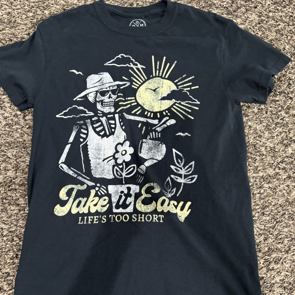 simple graphic tee for both men and women